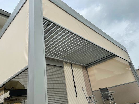 Chytrá pergola s bočními roletami a LED osvětlením