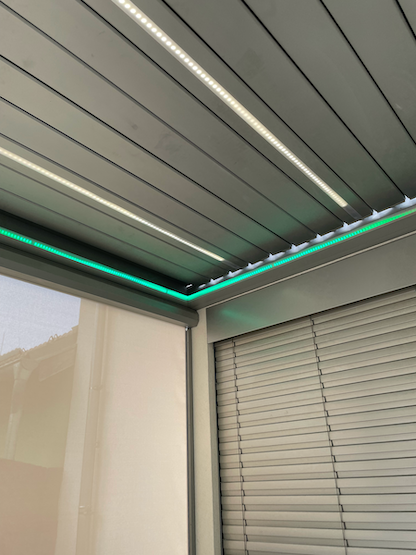 Chytrá pergola s bočními roletami a LED osvětlením