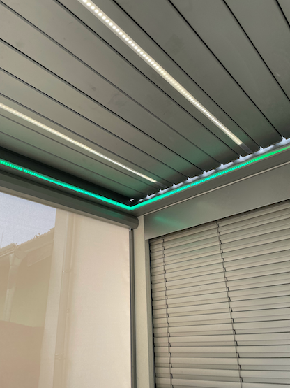 Chytrá pergola s bočními roletami a LED osvětlením